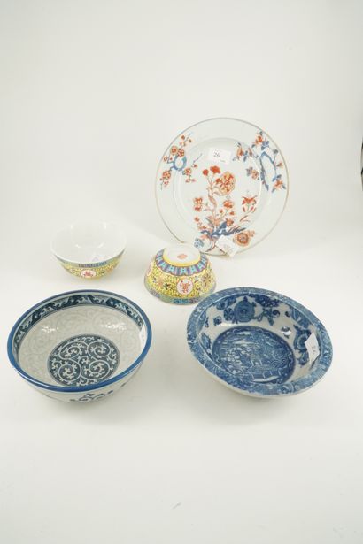 null Ensemble de céramiques asiatiques : assiette Imari, deux bols en porcelaine...