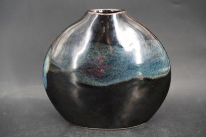 null Yves MOHY (1928-2004) pour VIREBENT, vase méplat de forme circulaire en porcelaine...