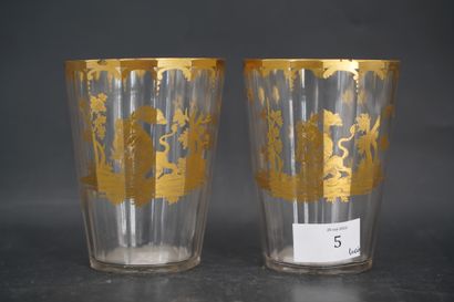 null Deux verres à pans coupés à décor doré de scènes à l'antique, probablement Hercule...