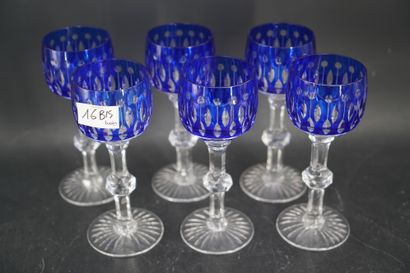 null Cristallerie Lorraine. Suite de six verres à pied en cristal teinté bleu.