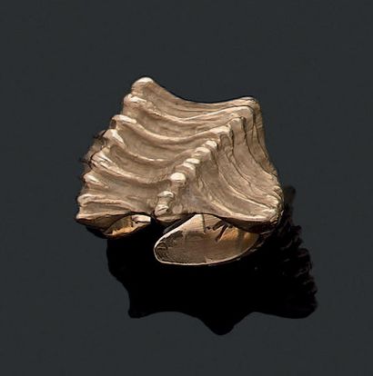 Benoit LUYCKX (1955) 戒指
SCULPTURE 18K黄金75万分之一。
签名。
手指的转动。50。
重量。16 g.