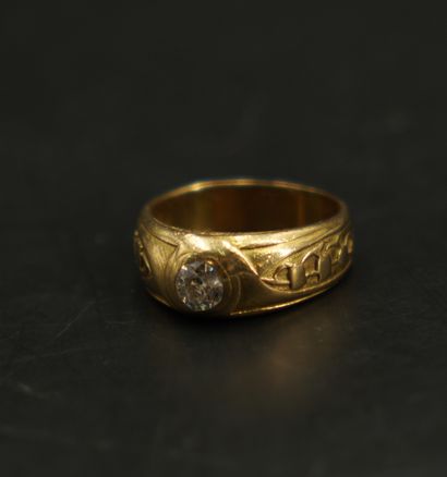 null * 戒指
18K黄金750千分之一，镶嵌了一颗约0.70克拉的钻石，有铃兰花的装饰。
指的转动。65。
总重量。14,5 g.
用放大镜可以看到划痕，...