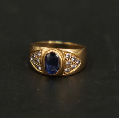 null 戒指
18K750千分之一的黄金，中央装饰着一颗椭圆形的蓝宝石，镶嵌在两块明亮的圆形钻石的铺垫之间。
手指的周长。60,5。
毛重。8,4克。
刮伤。