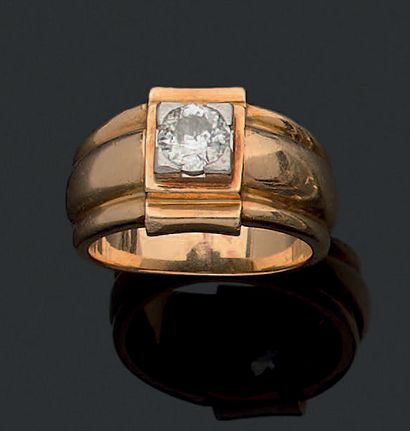 null 戒指
18K黄金75万分之一和铂金85万分之一，雕刻着神龙的装饰，中心装饰着一颗古老的圆形钻石。
钻石的大约重量计算。 0.80/1.00克拉。
手指的周长。大约61。
总重量。22,2...