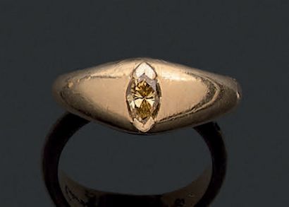 CARTIER 戒指
18K黄金，镶有一颗钻石。
有签名和编号的111627。
指头尺寸。53。
毛重。8.4克。
因使用而产生的划痕。