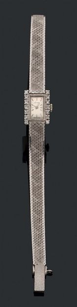 MOVADO LADY'S BRACELET WATCH 长方形表壳和18K75000白金表带，装饰有14颗8/8切割的小钻石。
手动上弦的机械机芯，有待修改。
11...