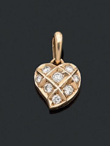 CARTIER 吊坠
18K黄金，心形，有8颗小钻石。
有签名和编号的220181。
总重量。1,9 g.