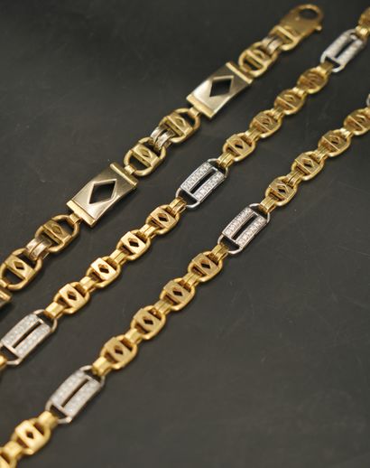 null * 项链
& BRACELET 18K黄金和白金750千分之一，交织的链节上有钻石装饰，项链
，两排有小白石装饰。
手镯的长度。23厘米。
颈链的长度
.69厘米。
总毛重。145...