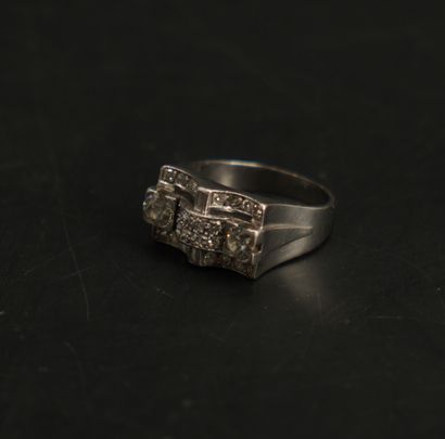 null 戒指
18K白金750千分之一，中心有几何装饰，装饰有长方形和圆形钻石，切割成8-8或旧尺寸。
转指。62,5。
总重量。10,8 g.
穿着