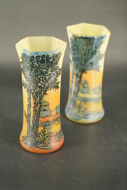 null LEGRAS, paire de vases à pans coupés en verre, à décor émaillé de paysage oriental,...