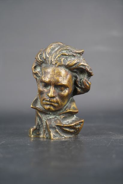 null Pierre LE FAGUAYS (1892-1962), buste de Beethoven, sujet en bronze patiné, édition...