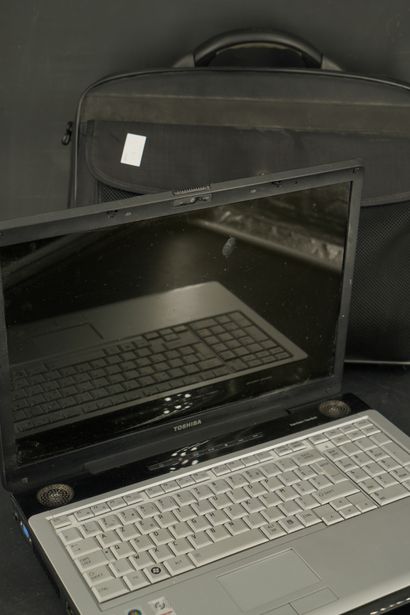 null TOSHIBA, ordinateur portable, dans une valise de transport. En l'état.