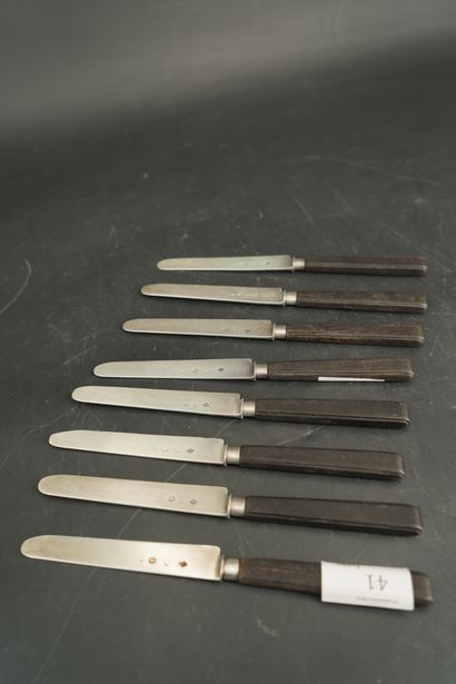 null Suite de 8 couteaux lames argent, manche bois. Poinçon d'orfèvre TP, XIXe siècle....