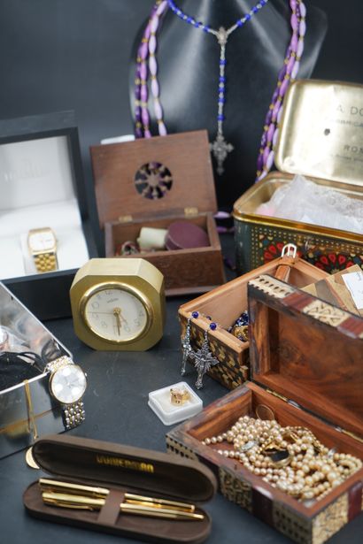 null Ensemble de bijoux fantaisie comprenant montres bracelets, réveils, chapelets,...