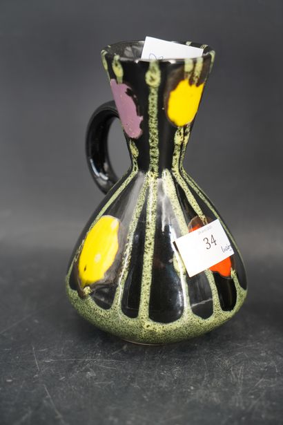 null Ecole allemande des années 1970, deux vases en céramique émaillée à décor polychrome....
