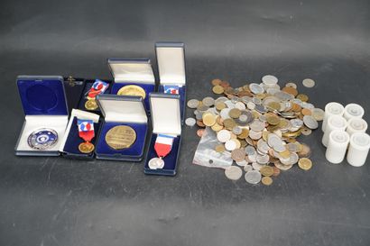 null Réunion de pièces françaises et étrangères, médailles et décorations du Ministère...