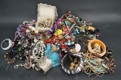 null Réunion de bijoux fantansie dont ; bracelets, bagues, montres, colliers. Deux...