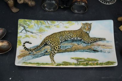 null GIEN, coupe safari en porcelaine à décor de léopard ; jumelles de théâtre ;...