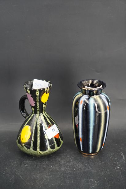 null Ecole allemande des années 1970, deux vases en céramique émaillée à décor polychrome....