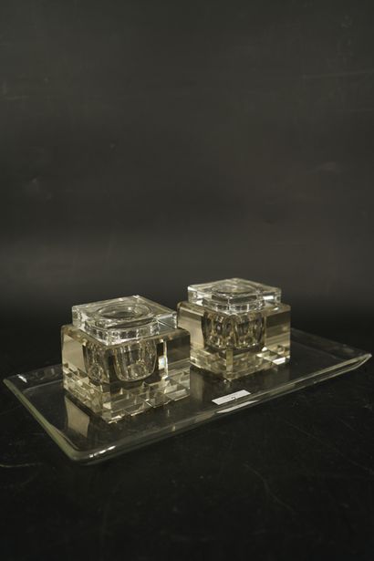 null Deux encriers en verre taillé sur un plateau, c. 1950.