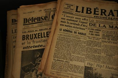 null Réunion de documents sur Paris comprenant des journaux de la Libération, guide...