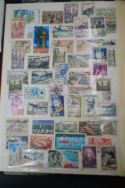 Réunion d'environ 3 700 timbres, dans un...