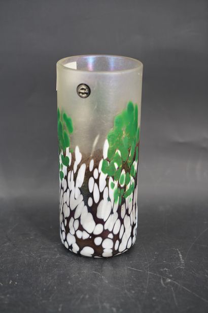 null PHOENICIAN Malte, vase tubulaire en verre irrisé. Signé et daté 1988 sous la...