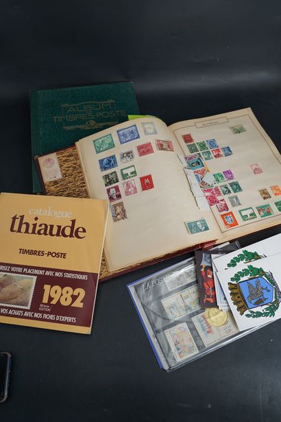 null Deux albums de timbres dont : Allemagne, Belgique, Canada, Hongrie, France,...