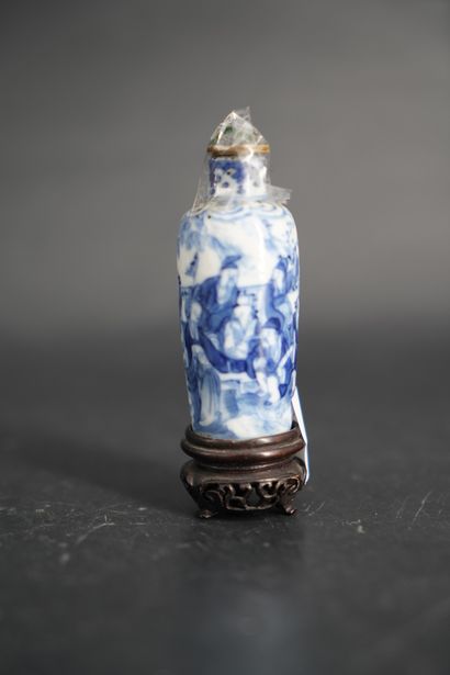 null Tabatière en porcelaine de Chine, à décor bleu sur fond blanc, montée sur un...