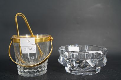 null BACCARAT, cendrier modèle Cordoue en cristal ; petit sceau à glaçon en cristal...