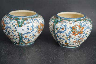 null GIEN, Paire de cache pots à décor imprimé de motifs floraux dans trois réserves...