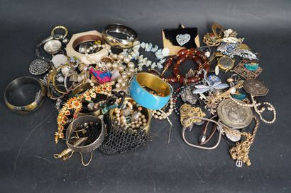 null Lot de bijoux fantaisie dont : boutons de manchettes, colliers, bracelets, broches,...