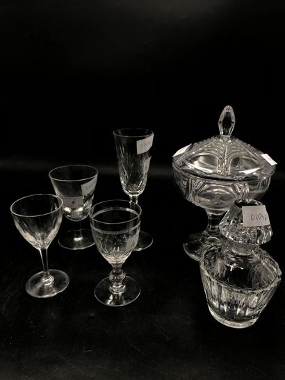 null Réunion de 11 verres à pied dépareillés en cristal, dont 3 SAINT LOUIS à décor...
