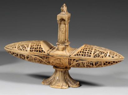 null Navette en ivoire sculpté et ajouré à décor religieux de style médiéval. XIXe...