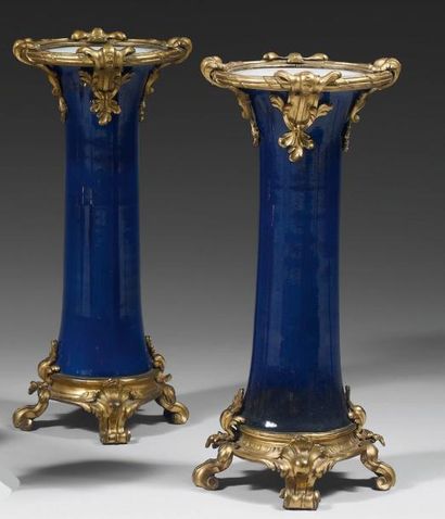 null Deux vases cornets formant paire en porcelaine à couverte monochrome bleu nuit....