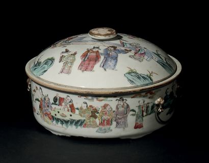 CHINE - ÉPOQUE XIANFENG (1851-1861) GRANDE TERRINE RONDE Porcelaine émaillée polychrome...