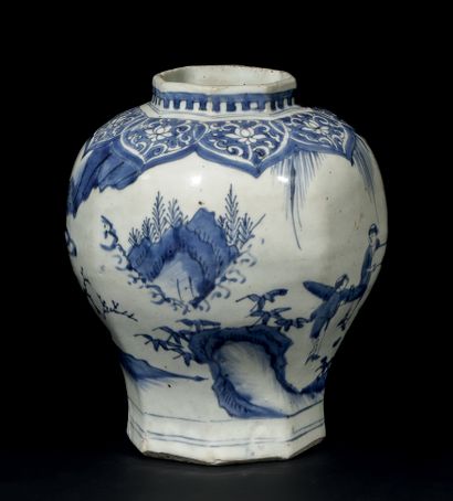 CHINE - PÉRIODE TRANSITION, XVIIe SIÈCLE POT DE FORME OCTOGONALE Porcelaine, décorée...
