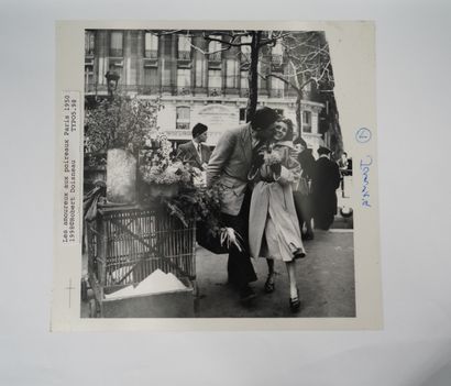 null ROBERT DOISNEAU (1912-1994)
Les amoureux aux poireaux, Paris, 1950
Typon de...