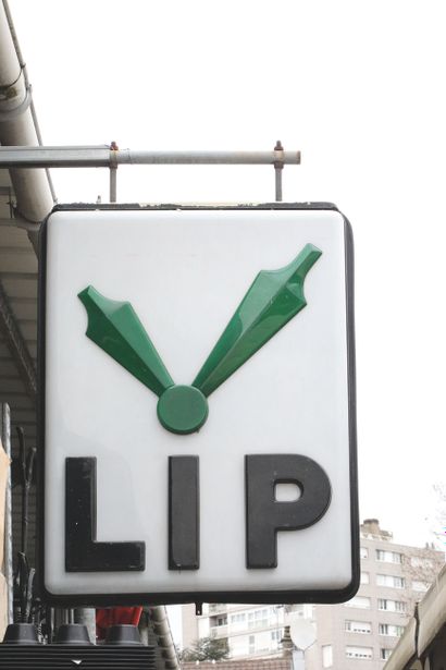 null LIP SIGN
Plastic material surrounded by metal, shaped like a rectangular clock,
the...