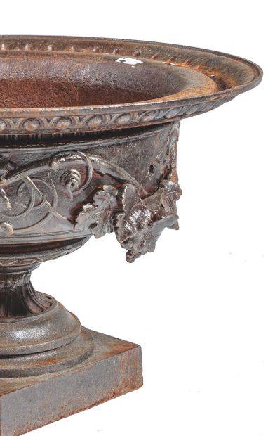 null VASQUE
Cast iron, of circular form, the belt with decoration of basketry and...