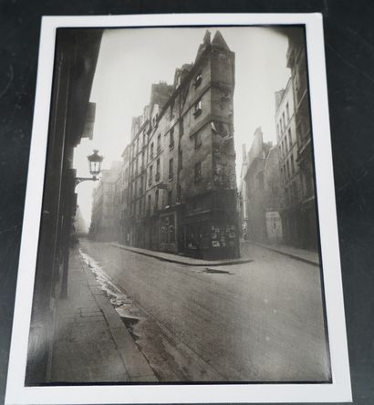 null EUGÈNE ATGET (1857-1927)
À l’angle de la rue de Seine et de la rue de l’Échaudé,...