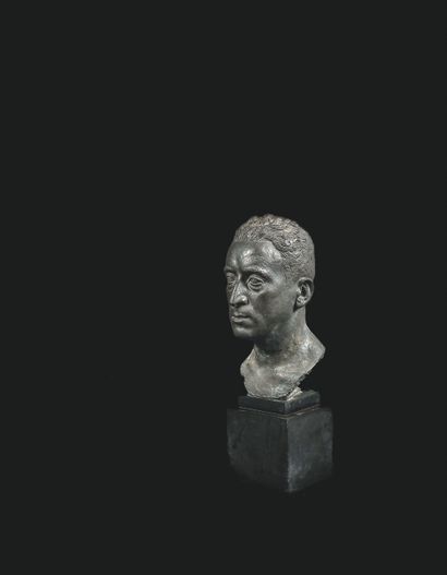 null 帕里斯（JANIS PARIS），又名普里亚斯（PRYAS）（1891-1985）。一个男人的肖像。青铜，有黑色铜锈，脖子上有签名。Valsuani创始人的印章。黑色立方体大理石底座。66...