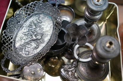 null Réunion de pièces en métal argenté, comprenant : une partie de ménagère ; seau...