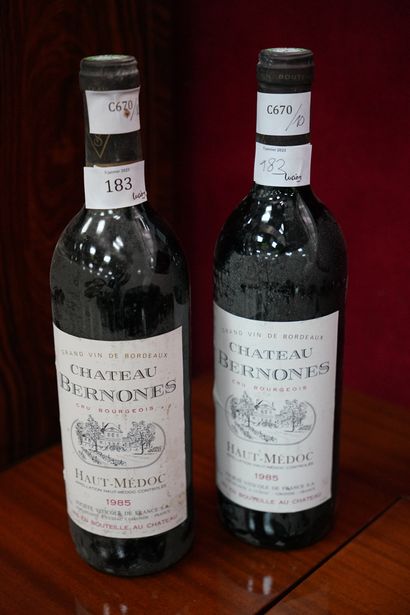 null Deux bouteilles, Haut Médoc, Château Bernones, 1985, à l'épaule. En l'état.