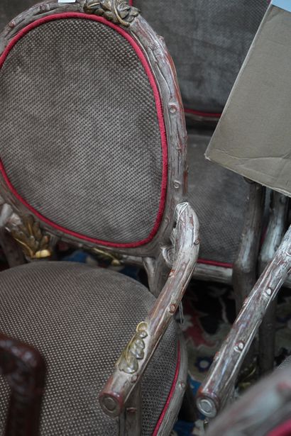 null *Suite de vingt fauteuils en bois peint mouluré, l'ossature imitant des troncs...