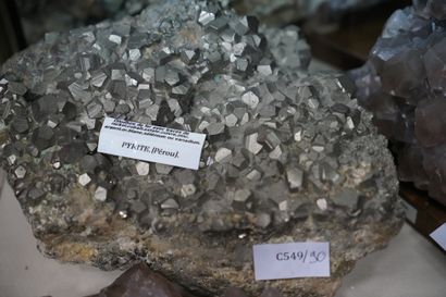 null NATURALIA Réunion de minéraux dont fluorine, pyrite et calcite.