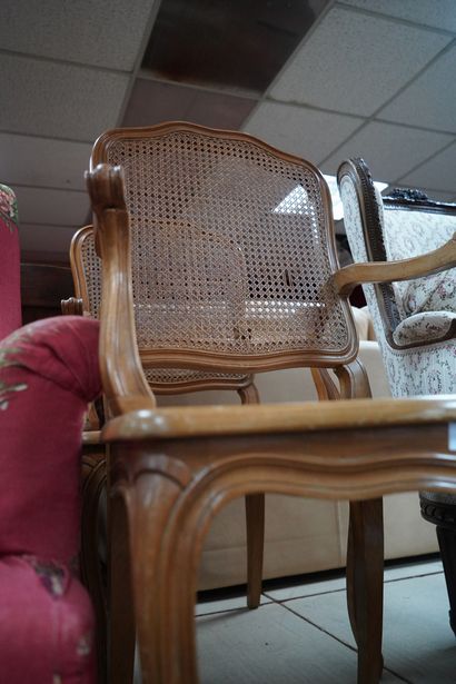 null Chauffeuse, fauteuil en bois teinté mouluré canné de style Louis XV ; une bergère...