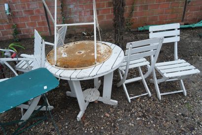 null Mobilier de jardin comprenant une table en bois, ses deux chaises et ses deux...