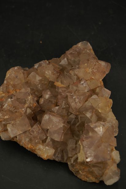 null NATURALIA Réunion de minéraux dont fluorine verte, calcite, biotite, mélanite,...