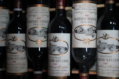 null 12 bouteilles, Moulis en Médoc, Château Chasse Spleen, 1989. En l'état.